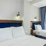 Отель Aristocrat 3*