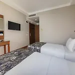 Отель Aristocrat 3*